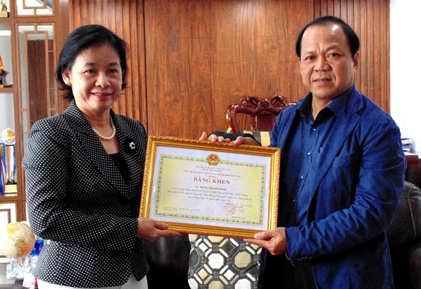 Mặt trận thành phố trao bằng khen cho ông Đặng Thanh Bình, Chủ tịch HĐQT Công ty CP ĐT Đà Nẵng - Miền Trung