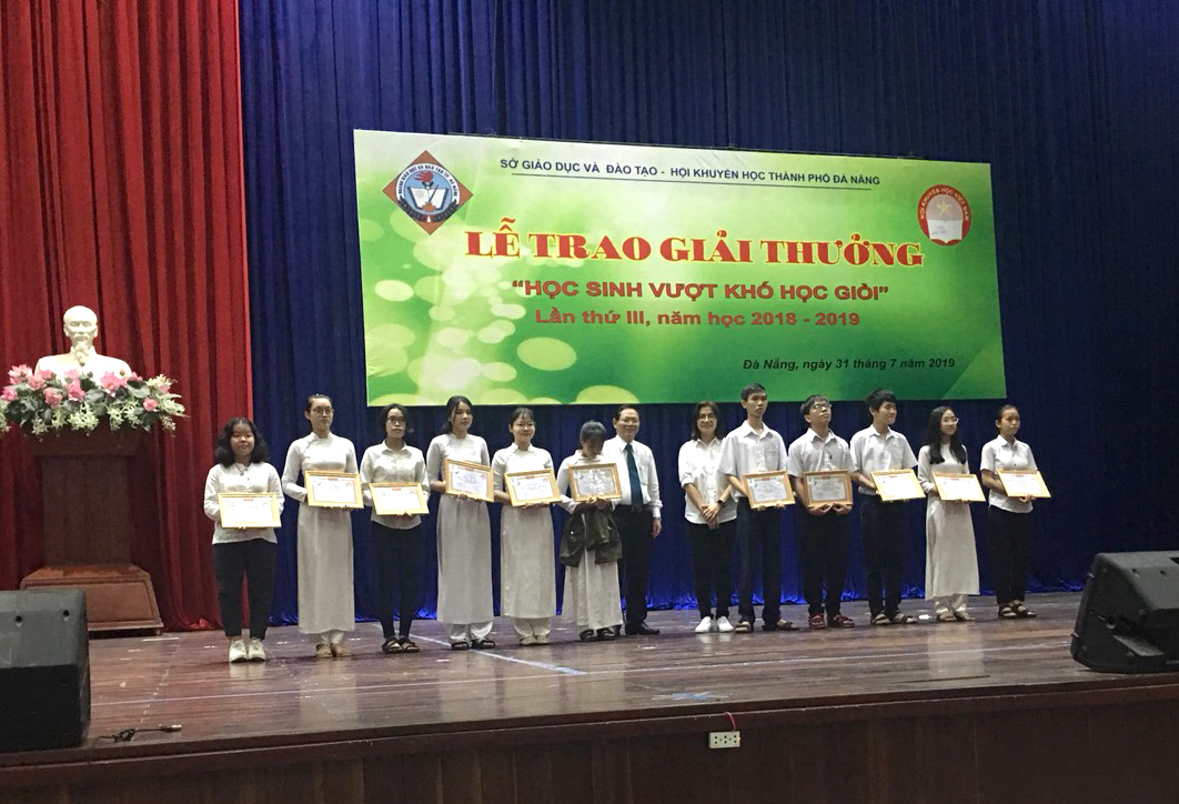 DMT GROUP 3 năm liên tiếp tài trợ - Học sinh vượt khó học giỏi (Năm học 2018 – 2019) - TP Đà Nẵng