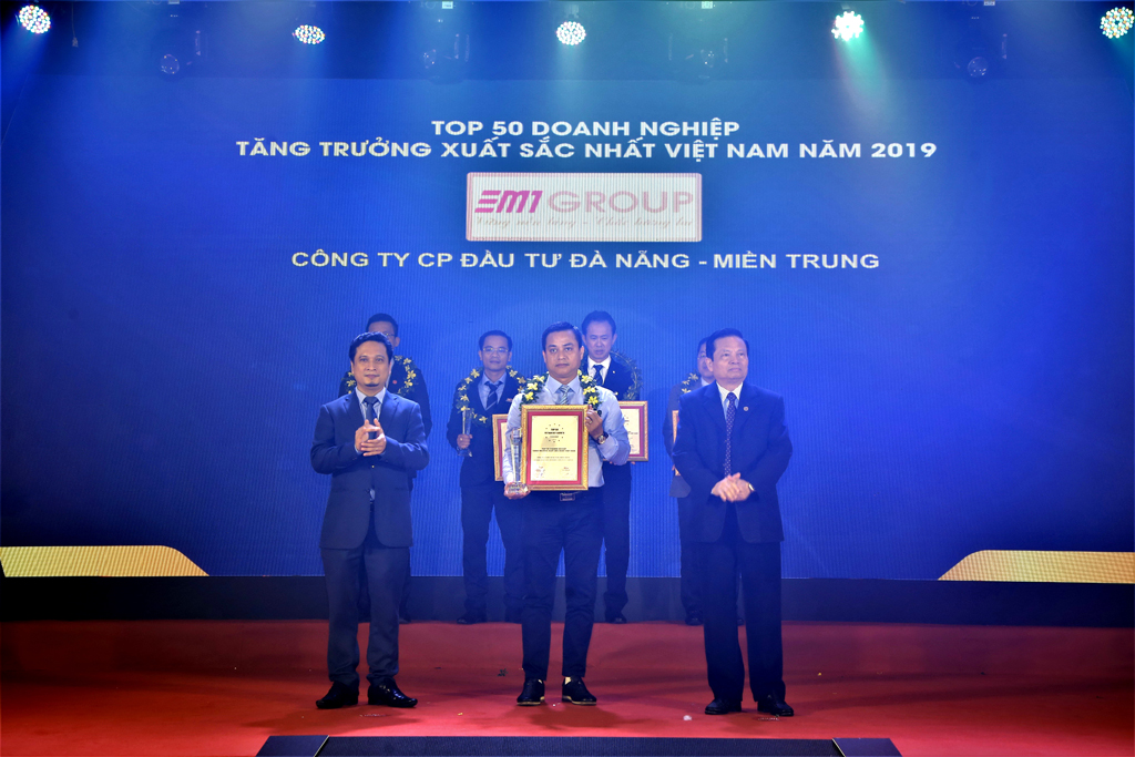 DMT Group - 3 năm liên tiếp lọt vào Top 50 Doanh nghiệp tăng trưởng xuất sắc nhất Việt Nam ( 2017-2019) & 5 năm liên tiếp ( 2015-2019 ) nằm trong top 500 doanh nghiệp tăng trưởng nhanh nhất Việt Nam